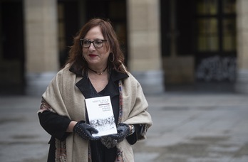 Miren Agur Meabe, ‘Nola gorde errautsa kolkoan’ liburua eskuartean duela. (Jagoba MANTEROLA | FOKU)