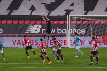 Unai Simón falló en el segundo gol del Celta. (Aritz LOIOLA / FOKU)