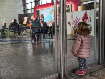 Sartu nahi eta ezin. Goizetan haurrak dira protagonistak. (Marisol RAMIREZ/ FOKU)