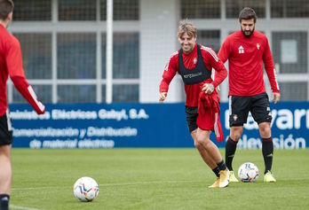 Brandon, feliz en el entrenamiento, ha vuelto a una convocatoria tras su lesión. (CA OSASUNA)