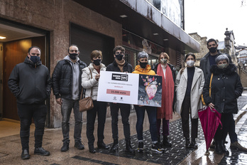 Durangoko udaleko ordezkariak, Gerediaga elkartekoak eta sormen bekako epai mahai kideak. (Aritz LOIOLA/FOKU)