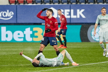 Calleri protesta en una jugada en el partido frente al Betis. (@CAOsasuna)