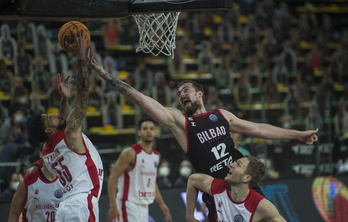 Ondrej Balvinek, irudian Bambergen arteko partidan, ezin izango du jokatu. (Marisol RAMIREZ/FOKU)