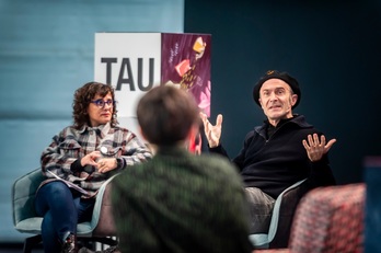 Amaia Ocerin eta Sabin Bikandi, bizkarrez dagoen Diana Francok moderatu duen hitzaldian. (Jaizki FONTANEDA)