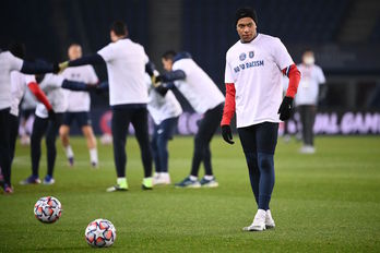 Mbappé, con la camiseta contra el racismo y el escudo de ambos equipos, antes de comenzar el duelo PSG-Istanbul. (Franck FIFE/AFP)