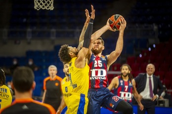 Peters, al igual que Giedraitis, debe recuperar su acierto desde lejos para no resentir el juego del Baskonia. (Jaizki FONTANEDA / FOKU)