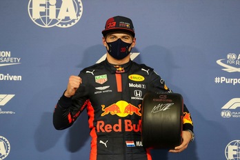 Verstappen celebra su pole en Yas Marina (Kamran JEBREILI / AFP)