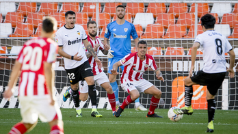 Unai Simón y Dani García durante un lance del partido en Valencia. (@AthleticClub)