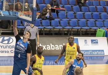 Junto con Johnny Dee y Pere Tomàs, Dino Radoncic ha sido otro de los héroes del segundo triunfo donostiarra. (Gorka RUBIO / FOKU)