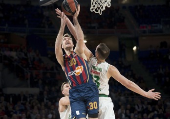 Zoran Dragic intenta anotar ante el eterno Jankunas en el partido de Gasteiz de la pasada temporada (Raúl BOGAJO / FOKU)