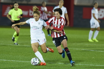 Erika Vázquez presiona a la jugadora de Madrid CFF Sara Tui en un partido de Lezama. (Monika DEL VALLE / FOKU)