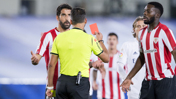 Gil Manzano expulsó a Raúl García por doble amonestación tras tres faltas en 13 minutos. (@AthleticClub)