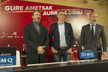 Garitano con Alkorta y Elizegi tras la primera renovación acordada la primavera de 2019. (Marisol RAMIREZ / FOKU)