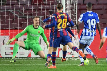 Isak no ha podido convertir en gol sus ocasiones ante Ter Stegen. (LLUIS GENE / AFP) 