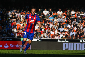 Pedro León ha marcado los dos goles del Eibar, sellando la clasificación. (Clara Cortés/LOF)