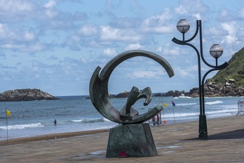 ‘Surflarien omenez'’, de José Luis Lasa, en el malecón de Zarautz (Gorka Rubio/FOKU)