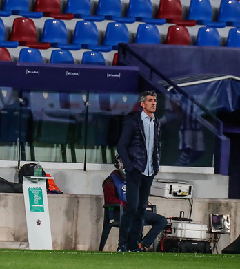 Imanol sigue el partido concentrado en el Ciutat de Valencia. (LOF)