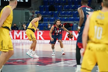 Pierria Henry Alex Lopezen aurrean. Huertas eta Fitipaldoren faltak gasteiztarren alde baldintzatu du neurketa. (Endika PORTILLO / FOKU)