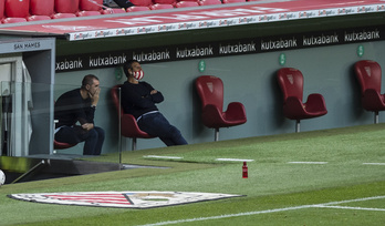 Garitano con Ferreira durante el partido ante el Sevilla. (Marisol RAMIREZ / FOKU)