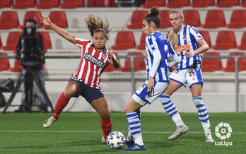 Tejada intenta avanzar ante la oposición de Leicy Santos. (LaLiga)