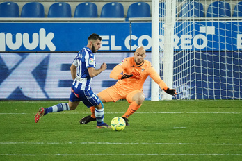 Intenso y trabado derbi el que se ha vivido en Mendizorrotza entre Alavés y Eibar. (Endika PORTILLO/FOKU)