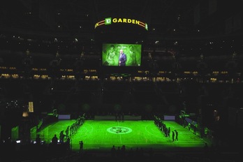 Respetuoso minuto de silencio a KC Jones en la previa al duelo de Boston ante los Brooklyn Nets. (Omar RAWLINGS / AFP PHOTO)