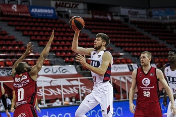 Con 27 puntos de Rokas Giedriatis, Saski Baskonia se ha evitado un disgusto en Zaragoza. (E. CASAS / ACB PHOTO)