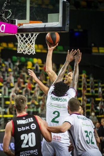 Junto con Kulboka, un sorprendente Dos Anjos ha brillado pese a la derrota bilbaina. (Jaizki FONTANEDA / FOKU)