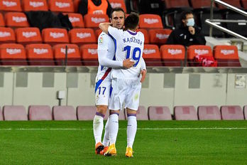 Kike y Kadzior celebran el gol del delantero, que adelantaba al Eibar mediado el segundo tiempo. (Pau Barrena/AFP)