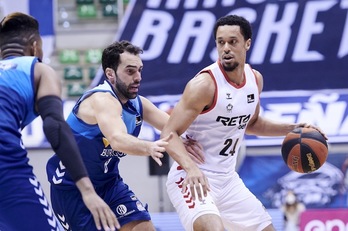 Un John Jenkins voluntarioso ha acabado ahogado entre Benite y Rivero. (B. B. HOJAS / ACB PHOTO)