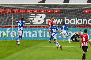 Los realistas celebran el gol tempranero de Portu ante la desesperación de los rojiblancos. (Monika DEL VALLE/FOKU)