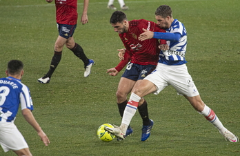 Duelo entre Calleri y Lejeune. (Jagoba MANTEROLA / FOKU)