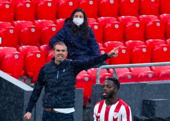 Garitano durante el partido ante el Elche. (Monika DEL VALLE / FOKU)