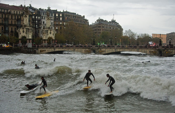 Donostian koefiziente handiekin itsasoa Urumea ibaian barneratzen da itsasgoran. (Juan Carlos RUIZ/FOKU)