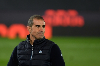 Garitano en el partido frente al Real Madrid. (Oscar DEL POZO / AFP)