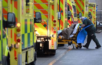 Una mujer pasea por las calles desieras de Londres, donde la cepa británica se ha vuelto hegemónica. (Oli SCARFF/AFP)