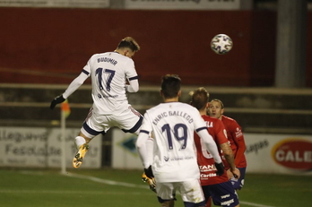 El remate de Budimir en la acción del 0-2. (@CAOsasuna)