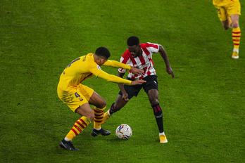 Williams, autor del gol rojiblanco, pugna con Araujo. (Aritz LOIOLA/FOKU)
