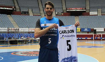 Mike Carlson posa con la camiseta del GBC en Illunbe. (@gipuzkoabasket)