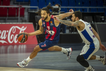 Pierria Henry corre ante la defensa de Mike James. (Jaizki FONTANEDA/FOKU)