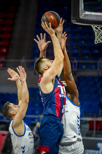 Alec Peters se está haciendo con un puesto importante en el equipo. (Jaizki FONTANEDA/FOKU)