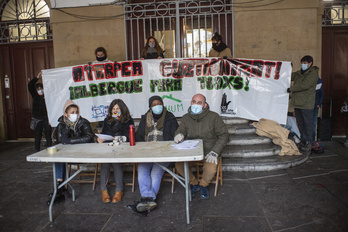 Alde Zaharreko bizilagunak, Hiritarron Harrera Sarea, SOS Arrazakeria, Infernua Bizirik eta Darkum taldeek gaur Donostian egin duten agerraldia. (Juan Carlos RUIZ / FOKU)