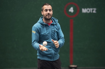 Oinatz Bengoetxeak kiroltasunez hartu du Binakakotik kanpo geratzea. (Jagoba MANTEROLA/FOKU)