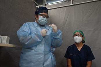 Dos enfermeras Indonesias, en plena campaña de vacunaciones. (Adek BERRY/AFP)