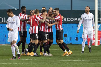 Los jugadores del Athletic abrazan a Raúl garcía tras su doblete en Supercopa ante el Real Madrid. (Jorge GUERRERO/AFP)
