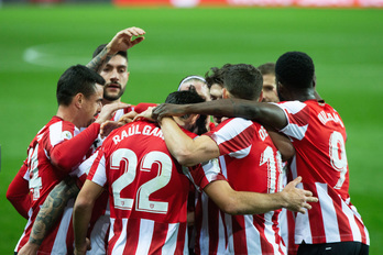 Jugadores del Athletic celebran uno de los de Raúl García ante el Real Madrid. (AGENCIA LOF)