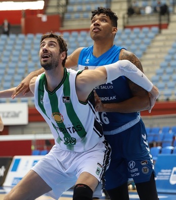 A falta de Jaime Echenique, deberán ser otros los que intenten frenar al pívot de la Penya Ante Tomic. (O. ARAUJO / ACB PHOTO)