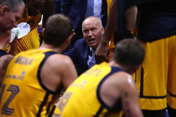 Kurtinaitis ordena algo en un tiempo muerto, aunque nadie sabe si le hicieron caso. (GARA)