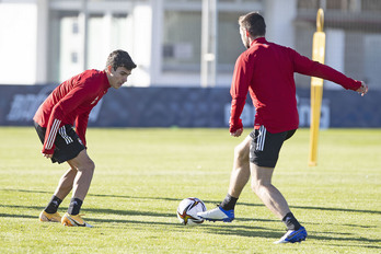 Arrasate ha confirmado que Manu Sánchez –a la izquierda– dispondrá de minutos en el RCDE Stadium. (OSASUNA)