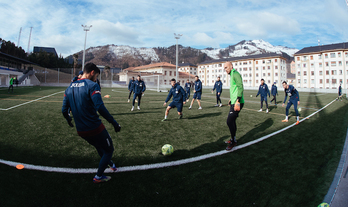 Los armeros han entrenado un par de días en el anexo para habituarse a la hierba artificial. En el centro de la imagen Olabe, que no ha viajado y podría marcharse a Portugal. (SD Eibar)